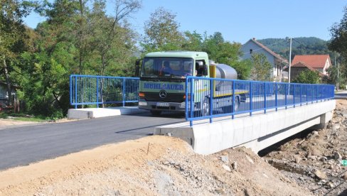 ЗАВРШЕН НОВИ МОСТ У СИРЧИ: Обнова саобраћајне инфраструктуре у краљевачком крају ЗАВРШЕН НОВИ МОСТ У СИРЧИ: Обнова саобраћајне инфраструктуре у краљевачком крају