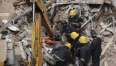 ДРАМА У ИНДИЈИ: Срушила се зграда, у рушевинама ЗАРОБЉЕНО најмање 90 људи! ДРАМА У ИНДИЈИ: Срушила се зграда, у рушевинама ЗАРОБЉЕНО најмање 90 људи!