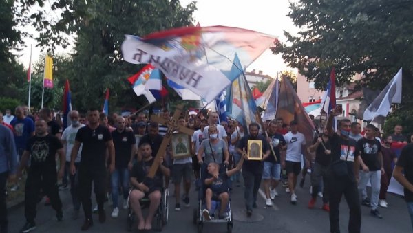 НИКШИЋАНИ УСТАЛИ И ВЕЧЕРАС: Протестна шетња против спорног закона - улицама одјекује Готов је! (ФОТО/ВИДЕО) НИКШИЋАНИ УСТАЛИ И ВЕЧЕРАС: Протестна шетња против спорног закона - улицама одјекује Готов је! (ФОТО/ВИДЕО)