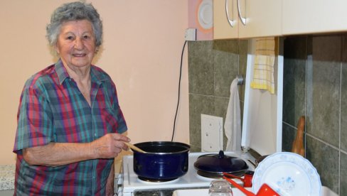 СТАНИКА ЗАЧИНИЛА ТРПЕЗЕ ДИПЛОМАТА: Куварица, из Течића код Рековца, три деценије кулинарским умећем одушевљавала амбасадоре СТАНИКА ЗАЧИНИЛА ТРПЕЗЕ ДИПЛОМАТА: Куварица, из Течића код Рековца, три деценије кулинарским умећем одушевљавала амбасадоре