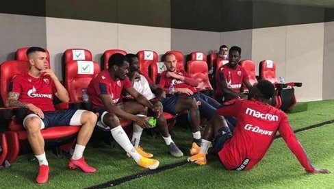 ENERGETSKI TRENING PRED VAŽAN MEČ U TIRANI: Zvezdin stručni štab relaksira igrače (FOTO) ENERGETSKI TRENING PRED VAŽAN MEČ U TIRANI: Zvezdin stručni štab relaksira igrače (FOTO)