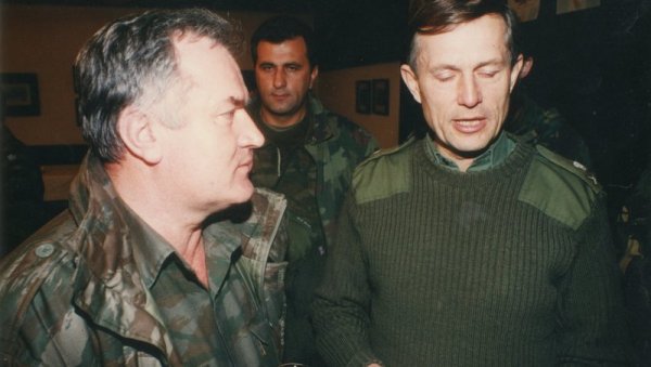 РАТКО МЛАДИЋ ОДБИО АМЕРИЧКУ ПОНУДУ: Нудили му да буде њихов политичар, генералов одговор био више него јасан РАТКО МЛАДИЋ ОДБИО АМЕРИЧКУ ПОНУДУ: Нудили му да буде њихов политичар, генералов одговор био више него јасан