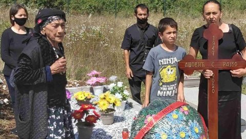 КРСТ НА РАЈЗОВОМ ГРОБУ: На никшичком гробљу постављено хришћанско знамење КРСТ НА РАЈЗОВОМ ГРОБУ: На никшичком гробљу постављено хришћанско знамење