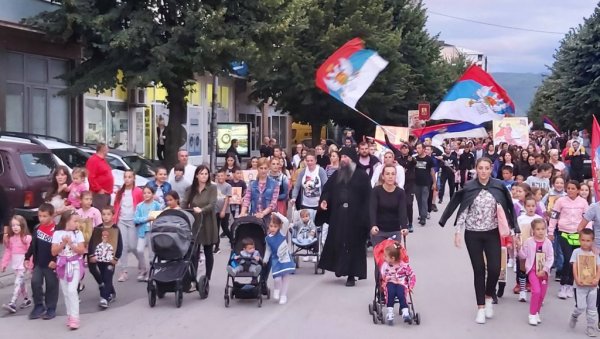 ДЕЦА И МАЈКЕ СА БЕБАМА НА ЧЕЛУ БЕРАНСКЕ ЛИТИЈЕ: Сложно против закона којим власт прети СПЦ (ФОТО+ВИДЕО) ДЕЦА И МАЈКЕ СА БЕБАМА НА ЧЕЛУ БЕРАНСКЕ ЛИТИЈЕ: Сложно против закона којим власт прети СПЦ (ФОТО+ВИДЕО)