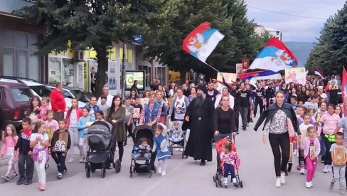 ДЕЦА И МАЈКЕ СА БЕБАМА НА ЧЕЛУ БЕРАНСКЕ ЛИТИЈЕ: Сложно против закона којим власт прети СПЦ (ФОТО+ВИДЕО) ДЕЦА И МАЈКЕ СА БЕБАМА НА ЧЕЛУ БЕРАНСКЕ ЛИТИЈЕ: Сложно против закона којим власт прети СПЦ (ФОТО+ВИДЕО)