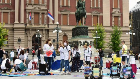 ОД ДРЖАВЕ ТРАЖЕ 15 МИЛИОНА ЕВРА: Туристички радници скренули пажњу на свој тежак положај ОД ДРЖАВЕ ТРАЖЕ 15 МИЛИОНА ЕВРА: Туристички радници скренули пажњу на свој тежак положај