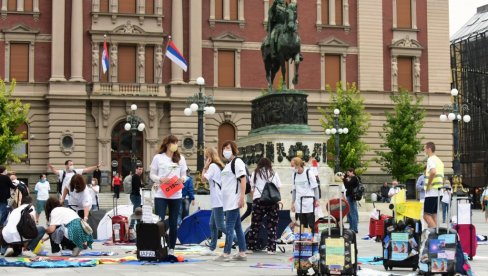 ОД ДРЖАВЕ ТРАЖЕ 15 МИЛИОНА ЕВРА: Туристички радници скренули пажњу на свој тежак положај ОД ДРЖАВЕ ТРАЖЕ 15 МИЛИОНА ЕВРА: Туристички радници скренули пажњу на свој тежак положај