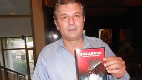 СВЕДОЧИЋУ И НА СУДУ АКО ТРЕБА: Веселин Џелетовић, аутор романа о жутој кући, одговара на прозивке косовских Албанаца СВЕДОЧИЋУ И НА СУДУ АКО ТРЕБА: Веселин Џелетовић, аутор романа о жутој кући, одговара на прозивке косовских Албанаца