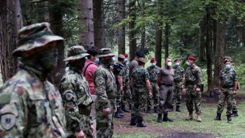 МИНИСТАР ВУЛИН НА ГОЧУ: Извиђачке јединице веома важан део наше Копнене војске о којима се посебно води рачуна МИНИСТАР ВУЛИН НА ГОЧУ: Извиђачке јединице веома важан део наше Копнене војске о којима се посебно води рачуна