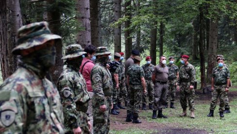 МИНИСТАР ВУЛИН НА ГОЧУ: Извиђачке јединице веома важан део наше Копнене војске о којима се посебно води рачуна МИНИСТАР ВУЛИН НА ГОЧУ: Извиђачке јединице веома важан део наше Копнене војске о којима се посебно води рачуна