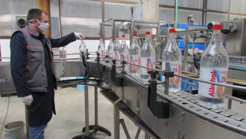 VILJAMOVKA ČISTI BOLNICE: Crvenom krstu u Kruševcu stiže zaplenjena rakija koja će biti prerađena u medicinski alkohol VILJAMOVKA ČISTI BOLNICE: Crvenom krstu u Kruševcu stiže zaplenjena rakija koja će biti prerađena u medicinski alkohol