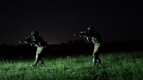 POGLEDAJTE - RUSKI I SIRIJSKI SPECIJALCI IZVELI JURIŠ NA SELO: Noćni manevri padobranaca i Asadovih “Tigrova” sa helikopterima (VIDEO) POGLEDAJTE - RUSKI I SIRIJSKI SPECIJALCI IZVELI JURIŠ NA SELO: Noćni manevri padobranaca i Asadovih “Tigrova” sa helikopterima (VIDEO)