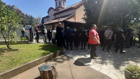 ГДЕ ЋЕШ ГАГО, ЗАР ЈА ДА ИДЕМ ПО БЕБУ, ЗАР ТИ ЈЕ ОВО КУЋА? Потресне сцене на сахрани Драгане (34) која је преминула после порађаја ГДЕ ЋЕШ ГАГО, ЗАР ЈА ДА ИДЕМ ПО БЕБУ, ЗАР ТИ ЈЕ ОВО КУЋА? Потресне сцене на сахрани Драгане (34) која је преминула после порађаја
