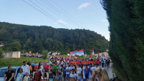 НАРОД СЕ МОЛИ, ХУЛИГАН ПОРАЖЕН: У Бијелом Пољу неуспео покушај локалног хулигана да испровоцира народ у литији (ВИДЕО) НАРОД СЕ МОЛИ, ХУЛИГАН ПОРАЖЕН: У Бијелом Пољу неуспео покушај локалног хулигана да испровоцира народ у литији (ВИДЕО)