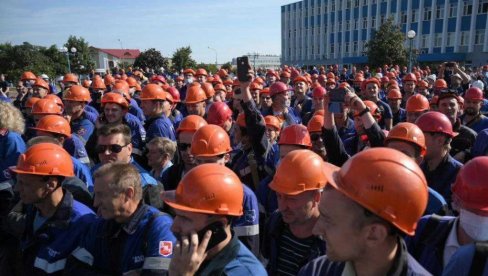 МИНСК ТРАЖИ ФИНАНСИЈСКУ ПОМОЋ МОСКВЕ: У Белорусији и даље немири, власт скупља новац за враћање кредита МИНСК ТРАЖИ ФИНАНСИЈСКУ ПОМОЋ МОСКВЕ: У Белорусији и даље немири, власт скупља новац за враћање кредита