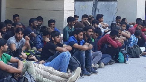 DRAMATIČNA AKCIJA SPASAVANJA MIGRANTA U GRADIŠCI: Uvukao se pod kamion i zaglavio se, vikao je i plakao, spasli ga vatrogasci DRAMATIČNA AKCIJA SPASAVANJA MIGRANTA U GRADIŠCI: Uvukao se pod kamion i zaglavio se, vikao je i plakao, spasli ga vatrogasci