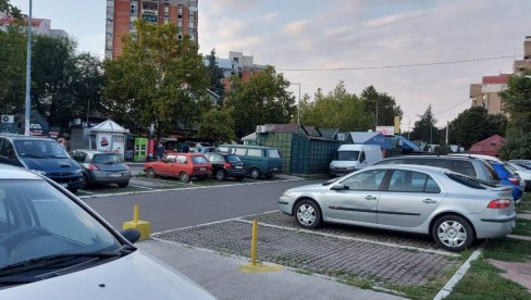 ОВАКО НЕШТО СЕ НЕ ВИЂА СВАКИ ДАН: Продаје половне аутомобиле на - паркингу ОВАКО НЕШТО СЕ НЕ ВИЂА СВАКИ ДАН: Продаје половне аутомобиле на - паркингу