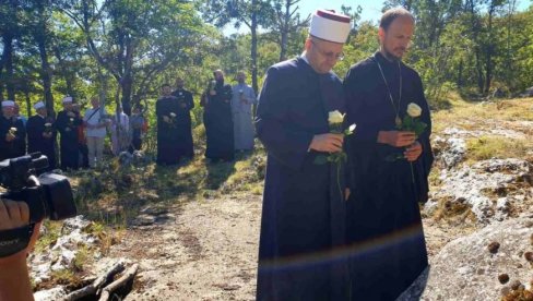 Епископ и муфтија заједно посетили места страдања Срба и Бошњака Епископ и муфтија заједно посетили места страдања Срба и Бошњака