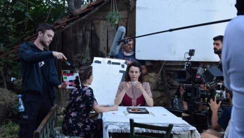 У КУЋИ У КОЈОЈ СУ ОЖИВЉЕНИ КОРЕНИ СНИМА СЕ СЕРИЈА ВРЕМЕ ЗЛА: Човекова трагика и нада у боље сутра У КУЋИ У КОЈОЈ СУ ОЖИВЉЕНИ КОРЕНИ СНИМА СЕ СЕРИЈА ВРЕМЕ ЗЛА: Човекова трагика и нада у боље сутра
