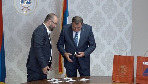 МАСКЕ СА ГРБОМ РЕПУБЛИКЕ СРПСКЕ: Додик спремио поклон првачићима МАСКЕ СА ГРБОМ РЕПУБЛИКЕ СРПСКЕ: Додик спремио поклон првачићима