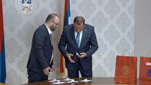 МАСКЕ СА ГРБОМ РЕПУБЛИКЕ СРПСКЕ: Додик спремио поклон првачићима МАСКЕ СА ГРБОМ РЕПУБЛИКЕ СРПСКЕ: Додик спремио поклон првачићима