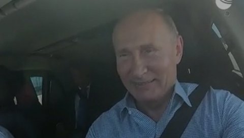 ШТА, И ЈА МОРАМ ДА СЕ ВЕЖЕМ? Путин са осмехом на лицу провозао Ауруса по Криму (ВИДЕО) ШТА, И ЈА МОРАМ ДА СЕ ВЕЖЕМ? Путин са осмехом на лицу провозао Ауруса по Криму (ВИДЕО)