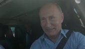 ШТА, И ЈА МОРАМ ДА СЕ ВЕЖЕМ? Путин са осмехом на лицу провозао Ауруса по Криму (ВИДЕО) ШТА, И ЈА МОРАМ ДА СЕ ВЕЖЕМ? Путин са осмехом на лицу провозао Ауруса по Криму (ВИДЕО)