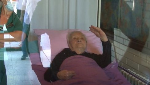 САМО ДА ЈОЈ ВИДИМ ЛИЦЕ И ЧУЈЕМ ГЛАС: Дирљив сусрет мајке и сина у Геронтолошком центру у Обреновцу након шест месеци (ВИДЕО) САМО ДА ЈОЈ ВИДИМ ЛИЦЕ И ЧУЈЕМ ГЛАС: Дирљив сусрет мајке и сина у Геронтолошком центру у Обреновцу након шест месеци (ВИДЕО)