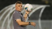 SLIKA SA TERENA KOJU NISTE VIDELI: Šta Partizanovi igrači to rade? (FOTO) SLIKA SA TERENA KOJU NISTE VIDELI: Šta Partizanovi igrači to rade? (FOTO)