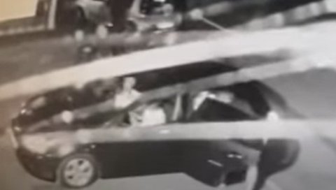 СНИМАК НАПАДА НА СРБЕ У ВУКОВАРУ: Младићи једва спасили живу главу, дивљачки их тукли док су покушавали да побегну (ВИДЕО) СНИМАК НАПАДА НА СРБЕ У ВУКОВАРУ: Младићи једва спасили живу главу, дивљачки их тукли док су покушавали да побегну (ВИДЕО)