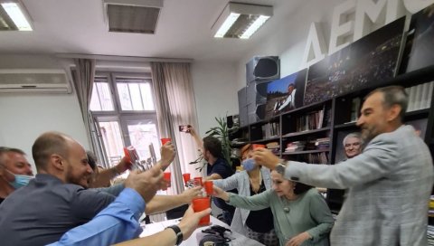 ДУПЛО СЛАВЉЕ У ДС: Бранислав Лечић и Драгослав Шумарац частили због рођендана ДУПЛО СЛАВЉЕ У ДС: Бранислав Лечић и Драгослав Шумарац частили због рођендана