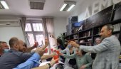 ДУПЛО СЛАВЉЕ У ДС: Бранислав Лечић и Драгослав Шумарац частили због рођендана ДУПЛО СЛАВЉЕ У ДС: Бранислав Лечић и Драгослав Шумарац частили због рођендана