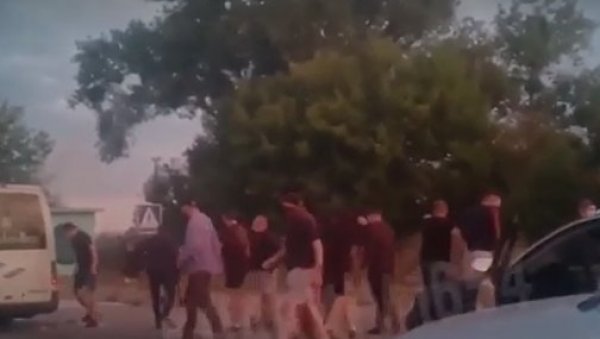 СНИМАК НАПАДА НА АУТОБУС У ХАРКОВУ: Бивши милитанти Азова пуцали на возило и тукли политичке противнике (ВИДЕО) СНИМАК НАПАДА НА АУТОБУС У ХАРКОВУ: Бивши милитанти Азова пуцали на возило и тукли политичке противнике (ВИДЕО)