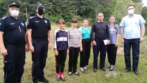 КОЛЕГЕ ИМ ГРАДЕ ДОМ: Полицајци из Врања помажу Живојину, његовој супрузи и пет девојчица КОЛЕГЕ ИМ ГРАДЕ ДОМ: Полицајци из Врања помажу Живојину, његовој супрузи и пет девојчица