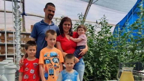 ИЗ ВОДЕНЕ БАШТЕ РОД ТРИ ПУТА ВЕЋИ: Породица Радин из Стапара, код Сомбора, бави се аквапонском производњом поврћа и рибе ИЗ ВОДЕНЕ БАШТЕ РОД ТРИ ПУТА ВЕЋИ: Породица Радин из Стапара, код Сомбора, бави се аквапонском производњом поврћа и рибе