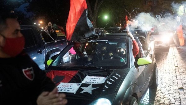 НАВИЈАЧИ ЊУЕЛС ОЛД БОЈСА ТРАЖЕ ДА СЕ МЕСИ ВРАТИ КУЋИ: Темпераментни Аргентинци на улицама Росарија (ФОТО/ВИДЕО) НАВИЈАЧИ ЊУЕЛС ОЛД БОЈСА ТРАЖЕ ДА СЕ МЕСИ ВРАТИ КУЋИ: Темпераментни Аргентинци на улицама Росарија (ФОТО/ВИДЕО)