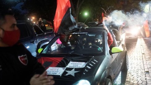 НАВИЈАЧИ ЊУЕЛС ОЛД БОЈСА ТРАЖЕ ДА СЕ МЕСИ ВРАТИ КУЋИ: Темпераментни Аргентинци на улицама Росарија (ФОТО/ВИДЕО) НАВИЈАЧИ ЊУЕЛС ОЛД БОЈСА ТРАЖЕ ДА СЕ МЕСИ ВРАТИ КУЋИ: Темпераментни Аргентинци на улицама Росарија (ФОТО/ВИДЕО)