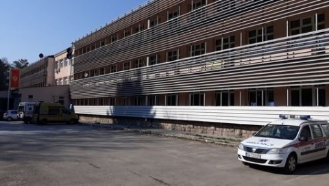 СЕВАЛЕ МАЧЕТЕ И ПАЛИЦЕ: У тучи у Беранама поломљена врата болнице, има и тешко повређених СЕВАЛЕ МАЧЕТЕ И ПАЛИЦЕ: У тучи у Беранама поломљена врата болнице, има и тешко повређених