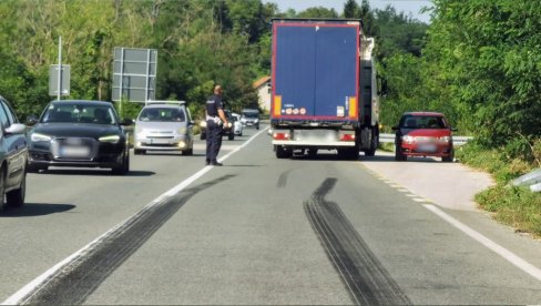 ПАТРОЛА НОВОСТИ НА ПУТУ ЗА ЦРНУ ГОРУ: Нема гужви и задржавања (ФОТО) ПАТРОЛА НОВОСТИ НА ПУТУ ЗА ЦРНУ ГОРУ: Нема гужви и задржавања (ФОТО)