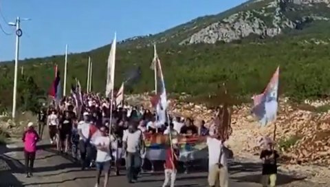 КУЧИ КРЕНУЛИ КА ПОДГОРИЦИ: Српски Спартанци у крсном ходу, вијоре се тробојке над литијом (ВИДЕО) КУЧИ КРЕНУЛИ КА ПОДГОРИЦИ: Српски Спартанци у крсном ходу, вијоре се тробојке над литијом (ВИДЕО)