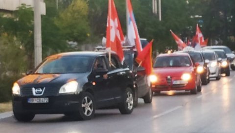 У БАРУ ВЕЧЕРАС ДВА СКУПА: Ауто-литија стигла из Сутомора, присталице про црногрске опције код Тополице, појачано присуство полиције (ФОТО) У БАРУ ВЕЧЕРАС ДВА СКУПА: Ауто-литија стигла из Сутомора, присталице про црногрске опције код Тополице, појачано присуство полиције (ФОТО)