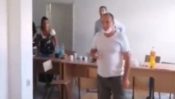 НИКШИЋАНИ ОТКРИЛИ ДПС ПУНКТ ЗА ПРОДАЈУ ЛИЧНИХ КАРАТА: Избио сукоб, Милове послушнике ухватила паника (ВИДЕО) НИКШИЋАНИ ОТКРИЛИ ДПС ПУНКТ ЗА ПРОДАЈУ ЛИЧНИХ КАРАТА: Избио сукоб, Милове послушнике ухватила паника (ВИДЕО)