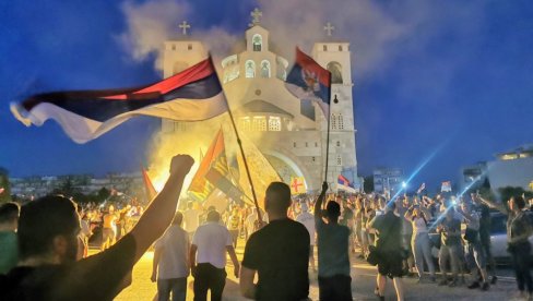 СРПСКИ ПОКРЕТ ЊЕГОШ ПОЗИВА: Окачите тробојку на кућу за Дан националног јединства, слободе и заставе! СРПСКИ ПОКРЕТ ЊЕГОШ ПОЗИВА: Окачите тробојку на кућу за Дан националног јединства, слободе и заставе!