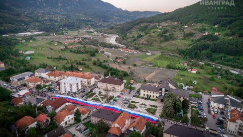ПОГЛЕДАЈТЕ СВЕТУ ТРОБОЈКУ ДУГАЧКУ 120 МЕТАРА: Народ у Андријевици без компромиса брани своју цркву (ФОТО) ПОГЛЕДАЈТЕ СВЕТУ ТРОБОЈКУ ДУГАЧКУ 120 МЕТАРА: Народ у Андријевици без компромиса брани своју цркву (ФОТО)
