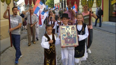 У ЗРЕЊАНИНУ У ЧАСТ ВЕЛИКЕ ГОСПОЈИНЕ, СЛАВЕ ГРАДА: Деца у народним ношњама на челу литије (ФОТО) У ЗРЕЊАНИНУ У ЧАСТ ВЕЛИКЕ ГОСПОЈИНЕ, СЛАВЕ ГРАДА: Деца у народним ношњама на челу литије (ФОТО)