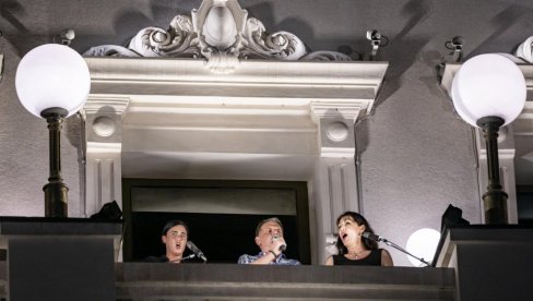 ARIJE SA BALKONA: Narodno pozorište večeras spremilo specijalni program za beogradsku publiku ARIJE SA BALKONA: Narodno pozorište večeras spremilo specijalni program za beogradsku publiku