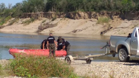 НАЂЕНО ТЕЛО ЖЕНЕ КОЈА СЕ УТОПИЛА У МОРАВИ КОД СМЕРЕДЕВА: Рониоци настављају потрагу за мужем НАЂЕНО ТЕЛО ЖЕНЕ КОЈА СЕ УТОПИЛА У МОРАВИ КОД СМЕРЕДЕВА: Рониоци настављају потрагу за мужем