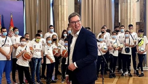 ПОСЕТА ПРЕДСЕДНИКУ: Вучић примио младе спортисте са КиМ ПОСЕТА ПРЕДСЕДНИКУ: Вучић примио младе спортисте са КиМ