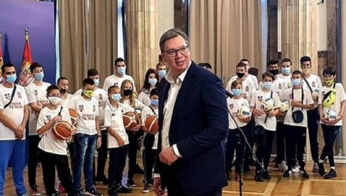 ПОСЕТА ПРЕДСЕДНИКУ: Вучић примио младе спортисте са КиМ ПОСЕТА ПРЕДСЕДНИКУ: Вучић примио младе спортисте са КиМ