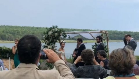 НЕВЕРОВАТАН СНИМАК: Младожења на венчању рекао млади како је ова година грозна, у том тренутку је ударио гром (ВИДЕО) НЕВЕРОВАТАН СНИМАК: Младожења на венчању рекао млади како је ова година грозна, у том тренутку је ударио гром (ВИДЕО)